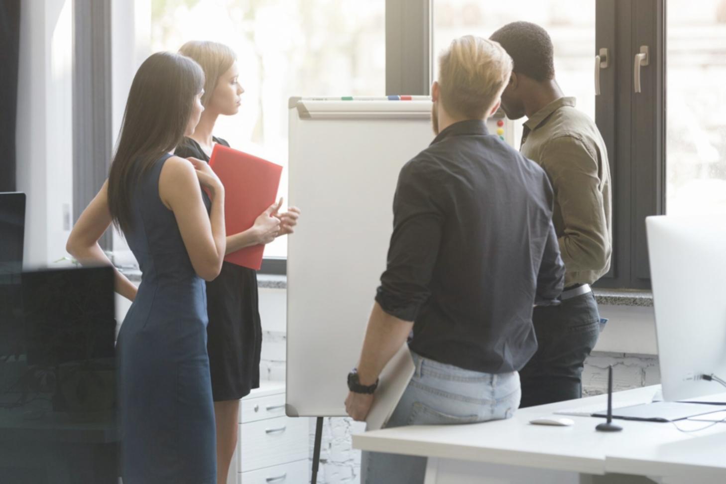 Salle de formation avec étudiants analysant des graphiques financiers